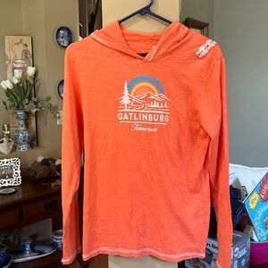 NEW GAITLINBURG TN LIGHTWEIGHT HOODED T SHIRT